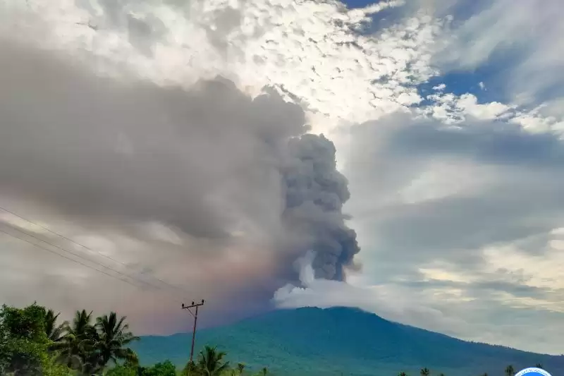 Abu vulkanik membubung di puncak Gunung Lewotobi Laki-laki di Kabupaten Flores Timur, Provinsi Nusa Tenggara Timur, Rabu (10/1). (Foto: Antara]