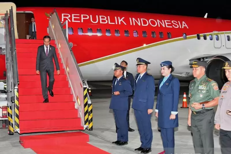 Presiden Joko Widodo tiba di tanah air dari kunjungan kerja ke Jepang, Selasa (19/12). [Fotp: Biro Pers Sekretariat Presiden]
