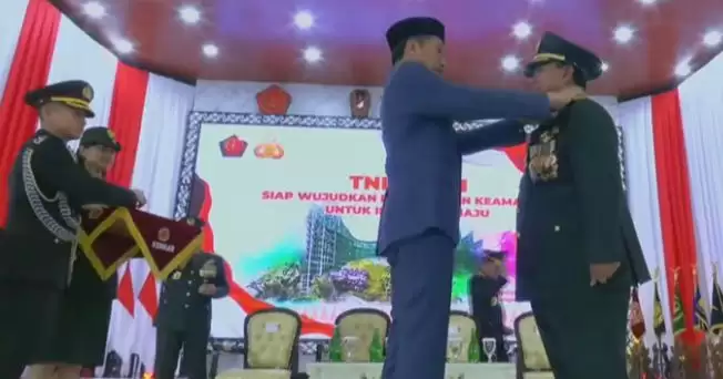 Presiden Joko Widodo (Jokowi) menyematkan pangkat kehormatan ke pundak Menteri Pertahanan Prabowo Subianto [Foto: Doc. MI]