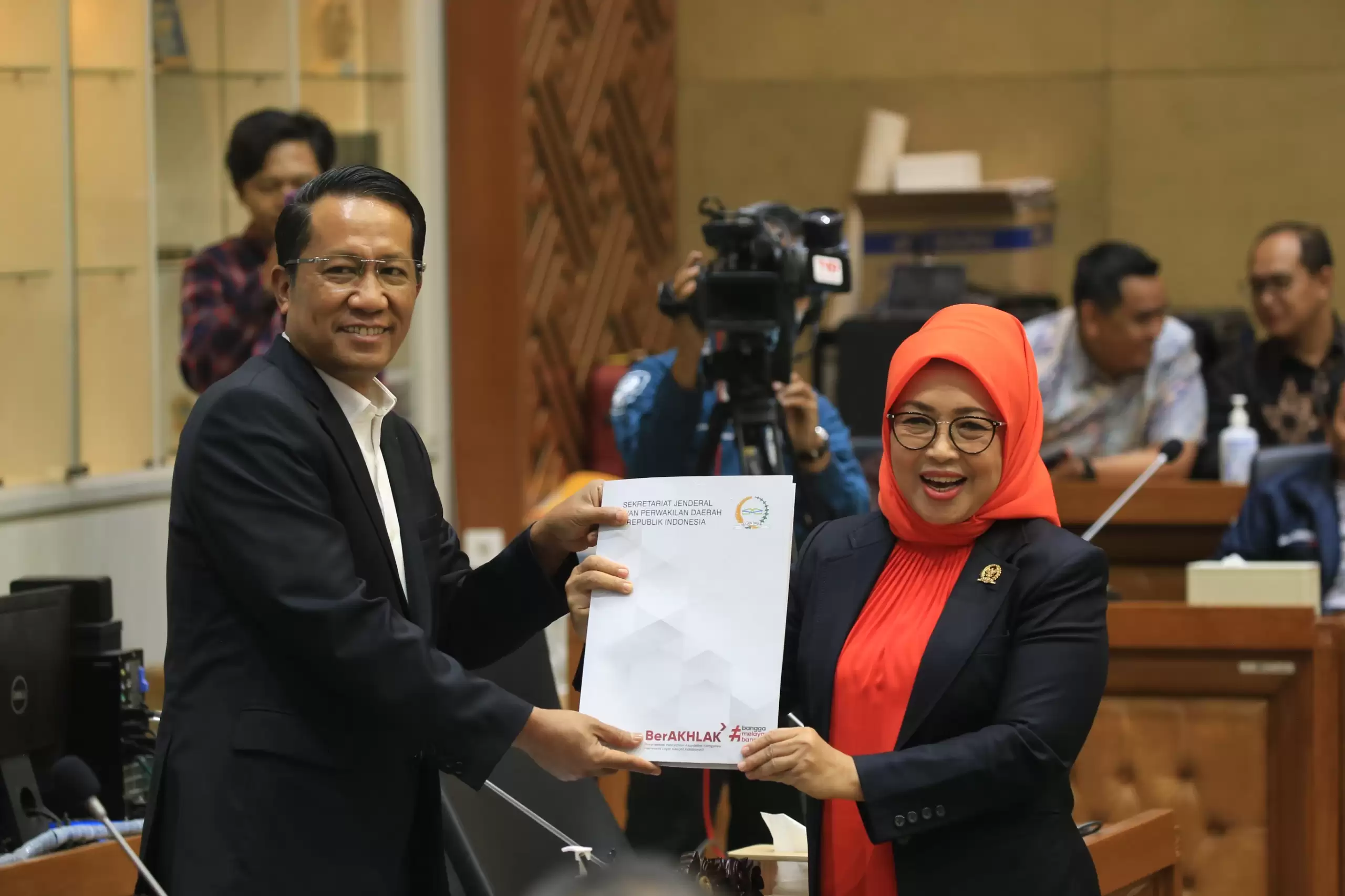 Wakil Ketua Komite I DPD RI Sylviana Murni (kanan) [Foto: Doc. DPD]