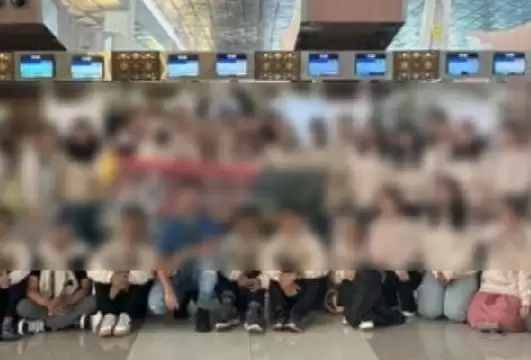 Puluhan mahasiswa Universitas Halu Uleo foto bersama di Bandara Soekarno-Harta saat akan berangkat ferienjob ke Jerman (Foto: Istimewa)