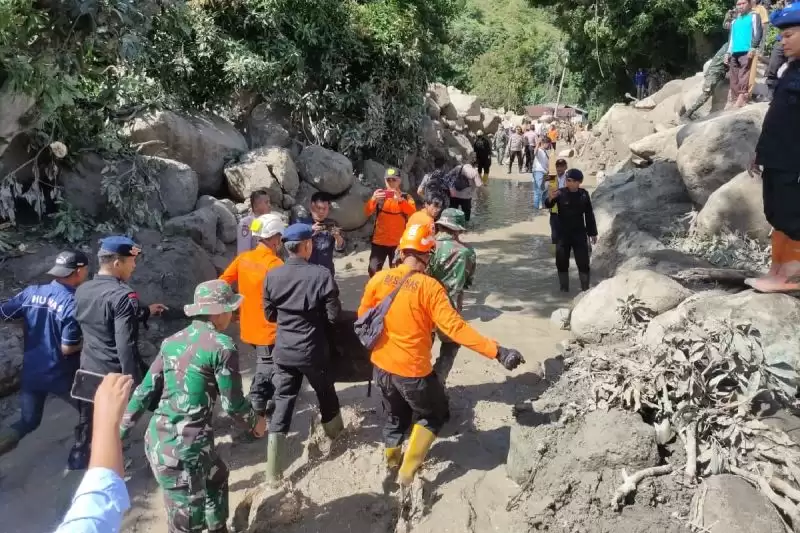 Tim SAR gabungan melakukan operasi pencarian korban akibat banjir bandang dan longsor di Desa Simangulampe, Kabupaten Humbahas pada Jumat (1/12) (Foto: ANTARA/HO-Dok Basarnas Medan)
