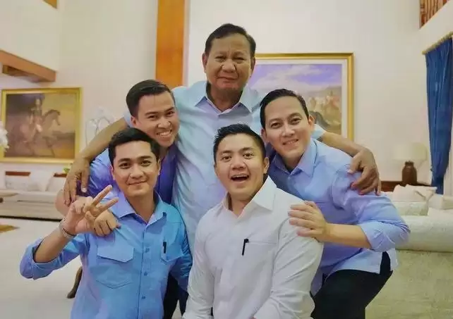Ajudan Prabowo, Mayor Teddy Indra Wijaya (kemeja putih) [Foto: Instagram]
