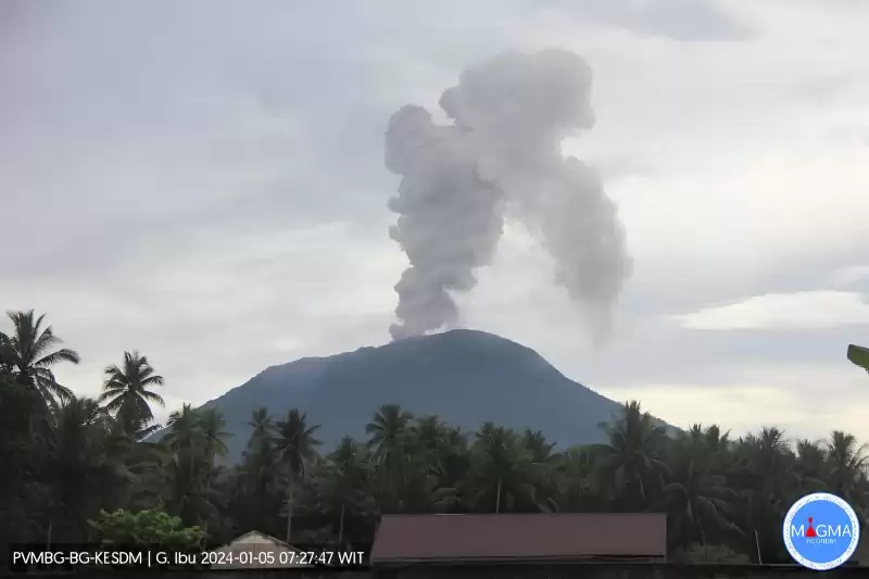 Kolom abu vulkanik membumbung akibat erupsi yang terjadi pada Gunung Ibu di Pulau Halmahera, Provinsi Maluku Utara, Jumat (5/1). [Foto: ANTARA]