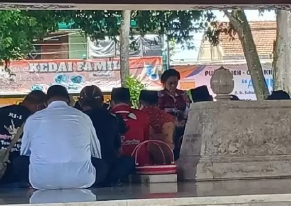 Ketua Umum PDIP Megawati Soekarnoputri ziarah ke makam Bung Karno di Blitar, Jawa Timur. [Foto/Antara]