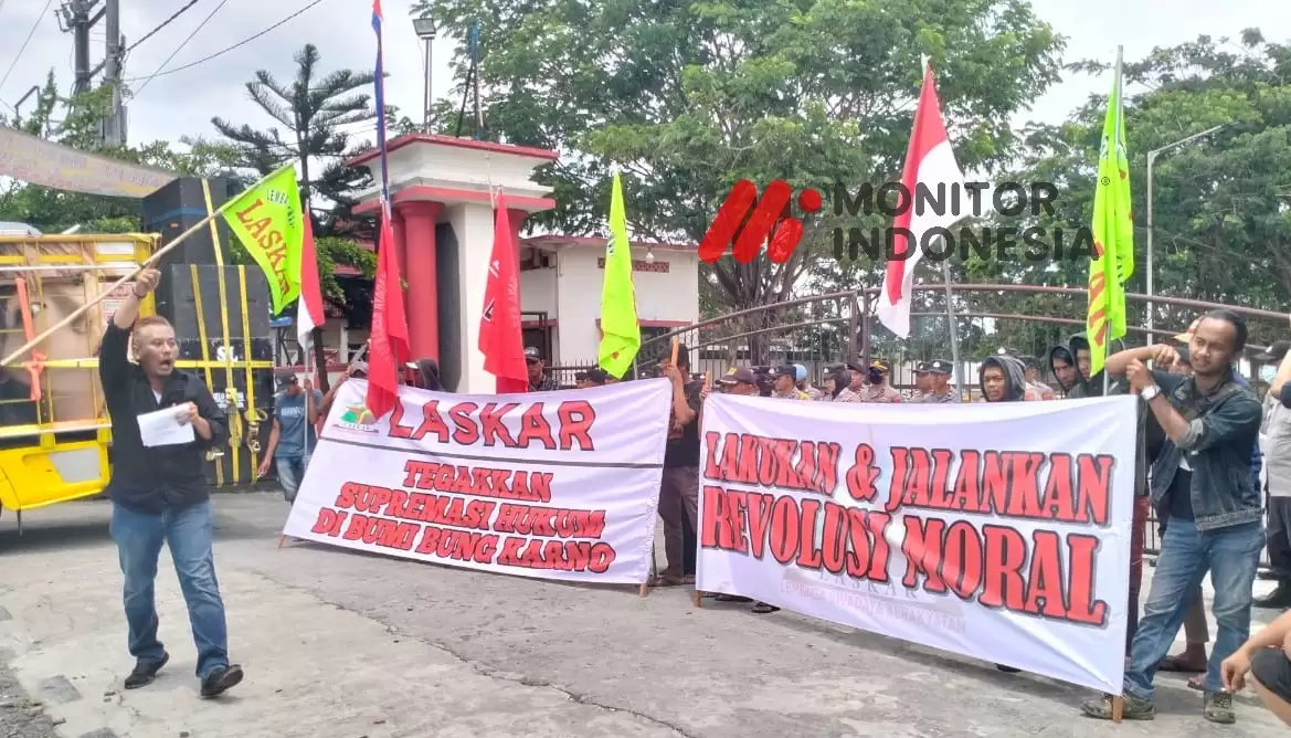 Aksi unjuk rasa LSM LASKAR di depan kantor DPRD Kabupaten Blitar (Foto: MI/JK)