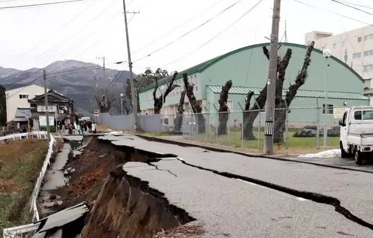 Kondisi jalan di Jepang usai diguncang gempa M7,4, Senin (1/1)