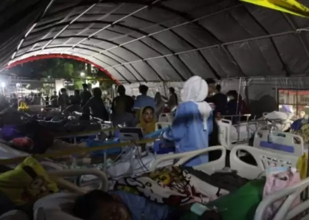 Pasien Rumah Sakit Unair Surabaya menjalani perawatan di tenda darurat dengan didampingi keluarganya, Jumat (22/3/2024) malam