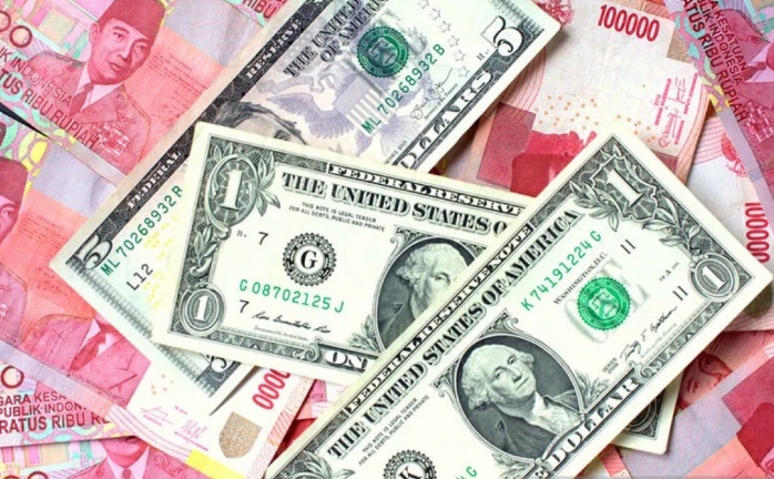 Mata Uang Dolar diatas Uang Rupiah (Foto : Shutterstock)