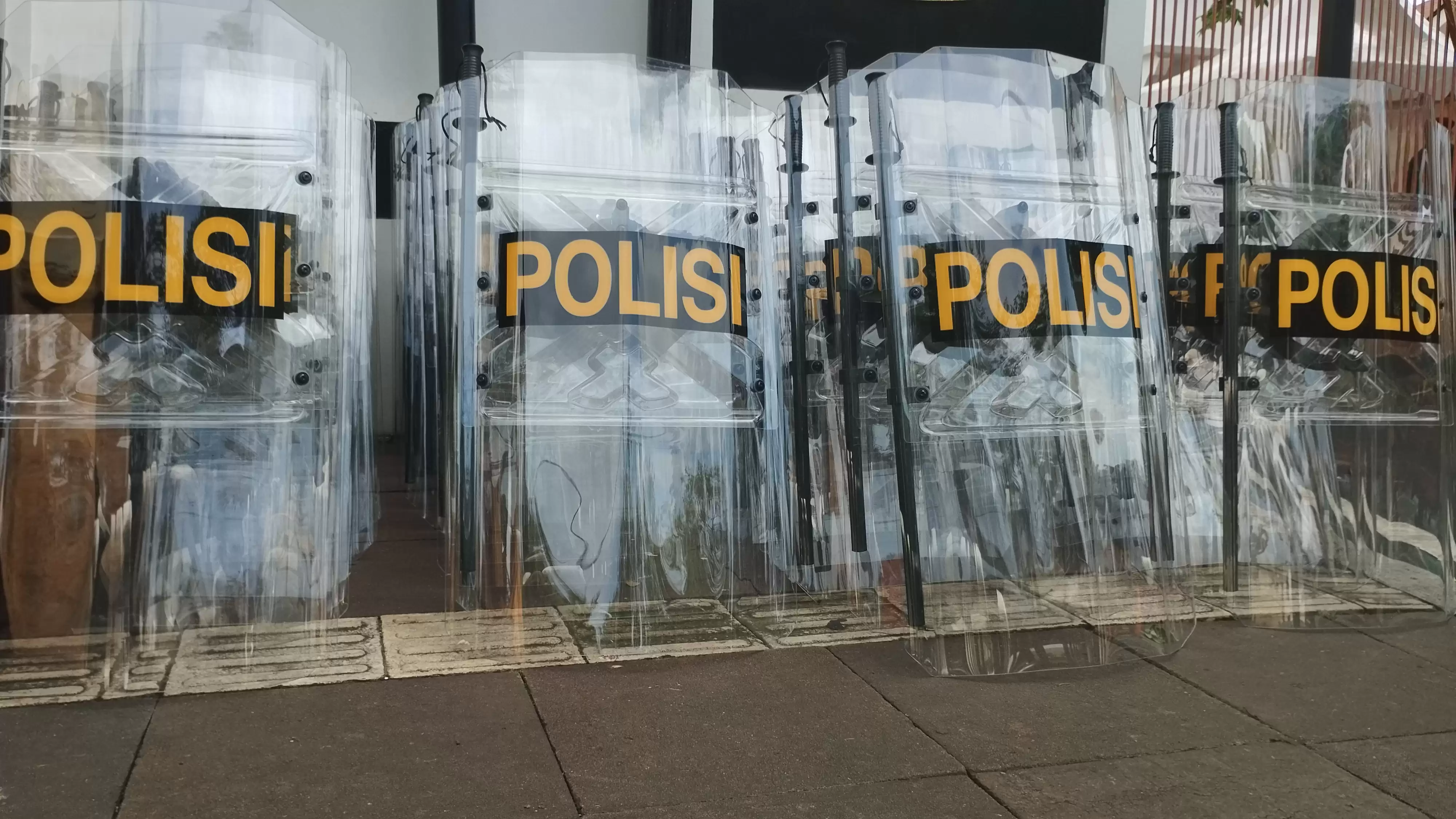 Tameng yang digunakan anggota PHH (polisi anti huru hara)  terlihat berbaris di depan kantor KPU RI (Foto: MI/Dhanis)