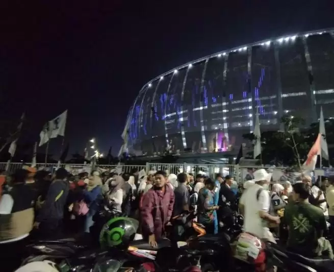 Massa pendukung AMIN memadati area luar Stadion Jakarta International Stadium (JIS), Jakarta, Sabtu (10/2). (Foto: ANTARA/Bagus Ahmad Rizaldi)