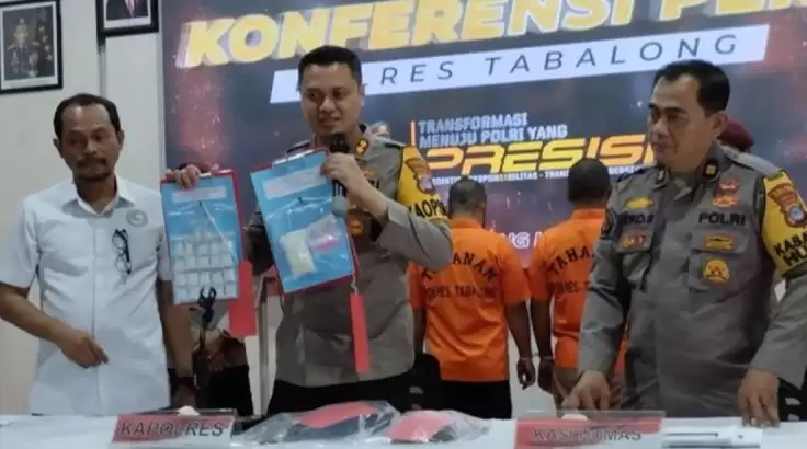Kapolres Tabalong AKBP Anib Bastian memperlihatkan barang bukti sabu yang berhasil di sita dari dua pengedar saat menggelar press rilis, Rabu (13/3). (Foto: ANTARA)