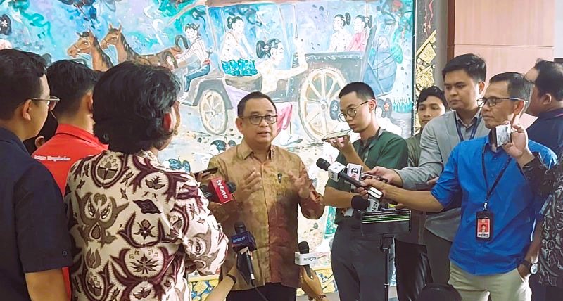 Koordinator Staf Khusus Presiden Ari Dwipayana menyampaikan keterangan pers di Gedung Sekretariat Negara, Jakarta, pada Jumat (2/2). (Foto: ANTARA)