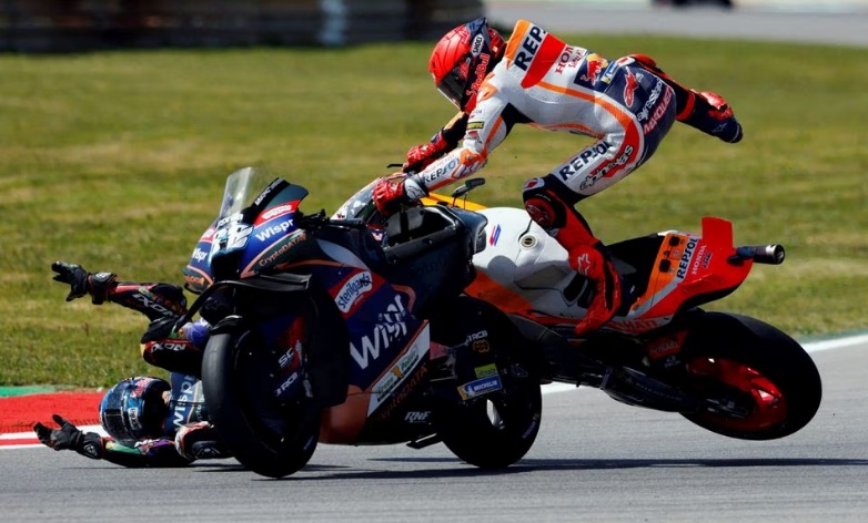 Pembalap MotoGP Marquez Terjatuh ( Foto : Reuters )