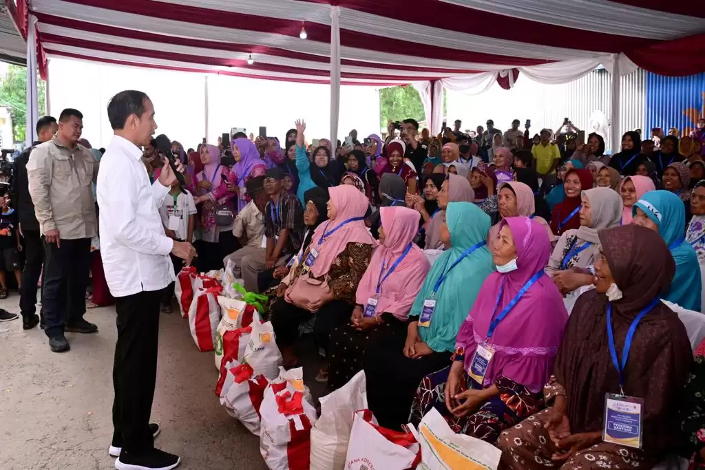 Ilustrasi - Presiden Joko Widodo (Jokowi) saat membagikan beras kepada Keluarga Penerima Manfaat (KPM). (foto: dok setkab)