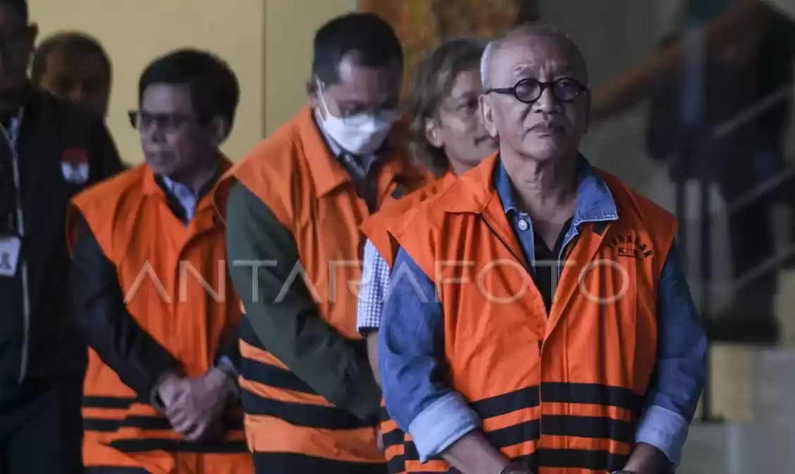 Direktur Utama PT Totalindo Eka Persada (TEP) Donald Sihombing (depan) bersama Direktur Keuangan TEP Eko Wardoyo (kedua belakang), Direktur Pengembangan Perumda Pembangunan Sarana Jaya Indra S Arharrys (ketiga belakang) dan Komisaris TEP Saut Irianto Rajagukguk (keempat belakang) mengenakan rompi tahanan usai diperiksa di Gedung Merah Putih KPK, Jakarta, Rabu (18/9/2024).