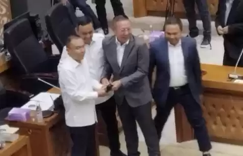 Wakil Ketua DPR RI Sufmi Dasco Ahmad menyerahkan palu sidang ke Ketua Badan Legislasi DPR RI yang baru, Wihadi Wiyanto di kompleks parlemen, Jakarta, Selasa (6/8/2024). [Foto: ANTARA]