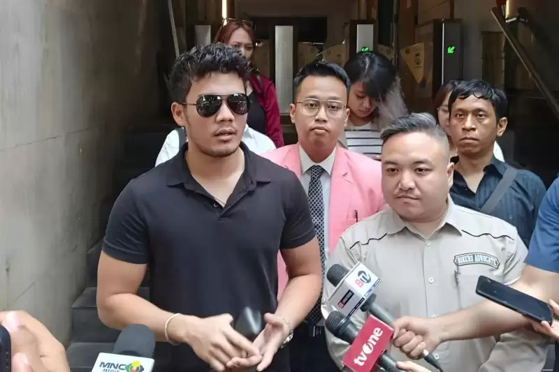 Bima Prawira (baju hitam) ditemani kuasa hukumnya Rendi Renaldo (kanan) saat ditemui di Polda Metro Jaya, Senin (15/1). [Foto: Antara]