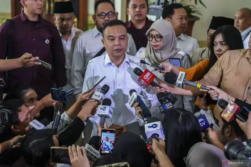 Ketua Harian DPP Partai Gerindra Sufmi Dasco Ahmad (tengah) menjawab pertanyaan wartawan saat tiba untuk mengikuti Rapimnas Partai Gerindra di The Darmawangsa, Jakarta, Senin (23/10) (Foto: MI/ANTARA)