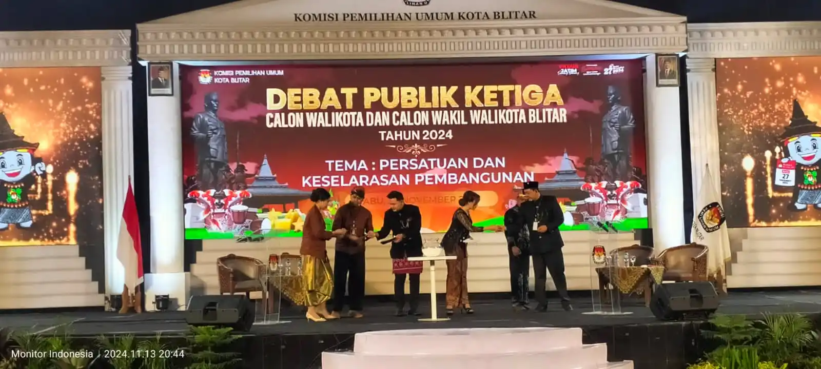 Suasana saat debat publik ketiga, di Gedung Kesenian Aryo Blitar (Foto: Dok MI/Joko Prasetyo)