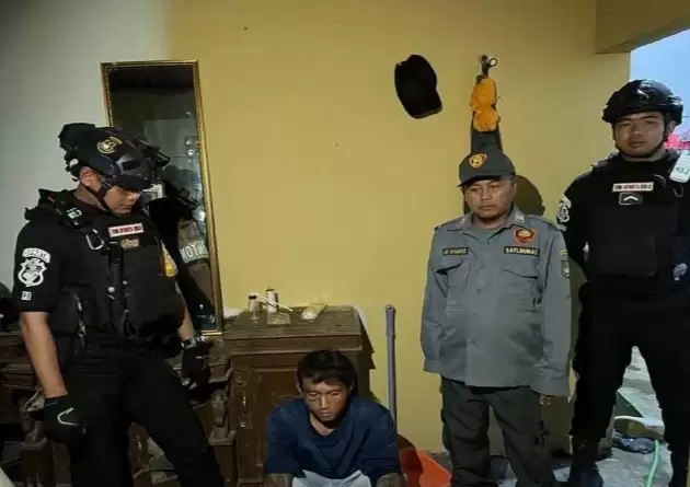 Anggota Tim Sparta Polres Kota Surakarta amankan seorang pelaku dari tiga pelaku diduga menggunakan narkotika jenis sabu di Solo, Jawa Tengah, Minggu (10/3/2024) malam. (Foto: ANTARA)