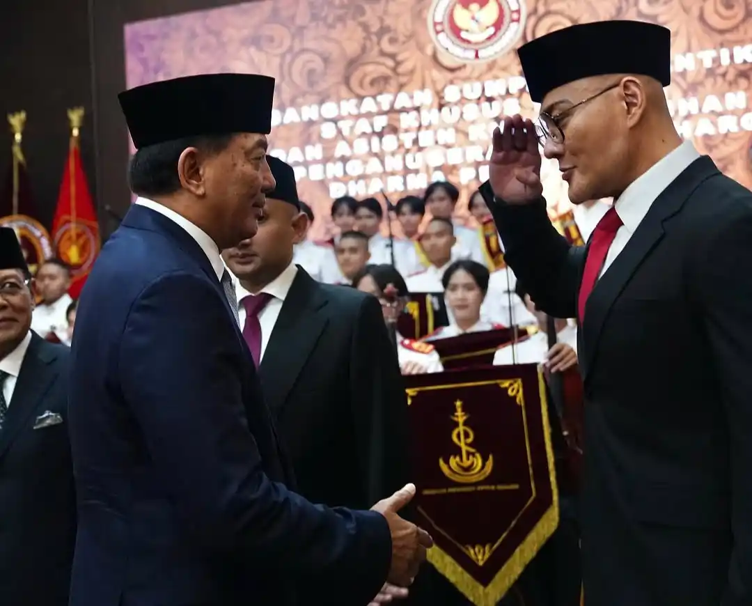 Menteri Pertahanan Sjafrie Sjamsoeddin melantik Deddy Corbuzier menjadi Staf Khusus Kementerian Pertahanan, Selasa (11/02/2025)  (Foto: Instagram/@dc.kemhan)