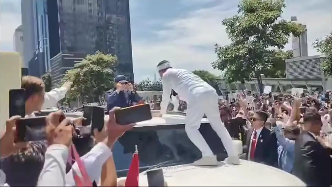 Cagub Jabar nomor urut 4, Dedi Mulyadi saat naik ke mobil Presiden Prabowo di Jakarta. (Foto: tangkapan layar pada akun Instagram @dedimulyadi71).