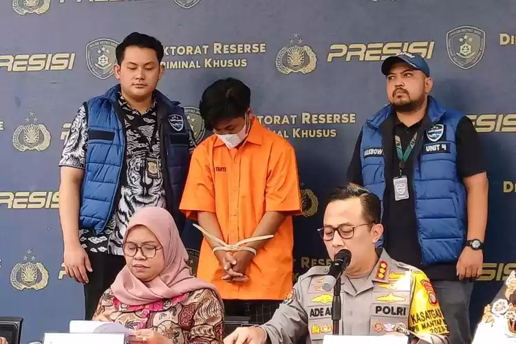 Penampakan Deky Yanto (25), tersangka yang jual video porno anak di Telegram saat ditampilkan awak media di Mapolda Metro Jaya, Jumat (31/5/2024). [Foto: Ist]