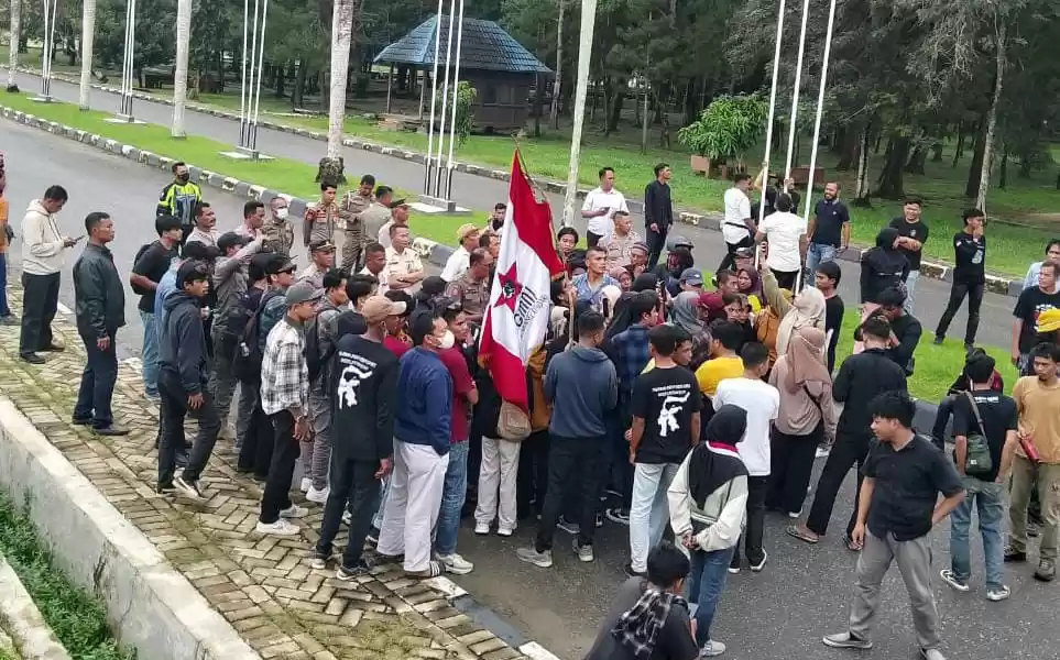 Demonstrasi di depan Polda Sulawesi Tenggara (Sultra) dan Kantor Gubernur Sultra, Rabu (12/6/2024)
