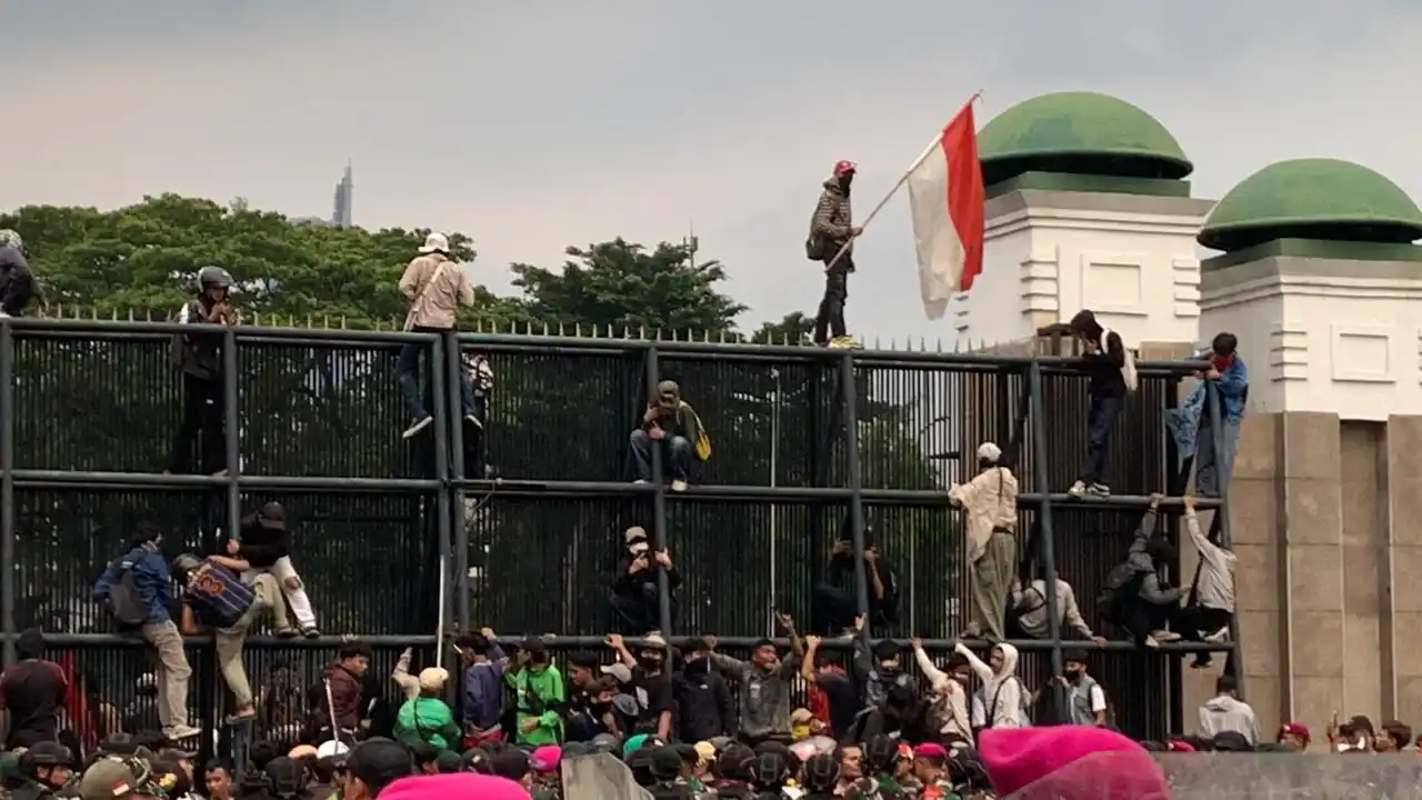 Demo di Depan Gedung DPR (Foto: Repro)