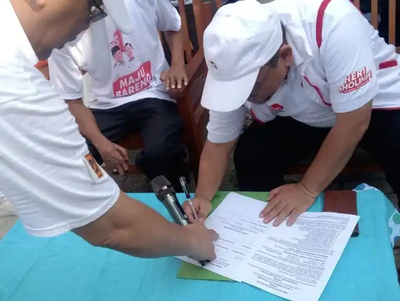 Detik-detik Penandatanganan Pakta Integritas Oleh Calon Walkot Bekasi Nomor Urut 1, Heri Koswara (Foto/Ist)