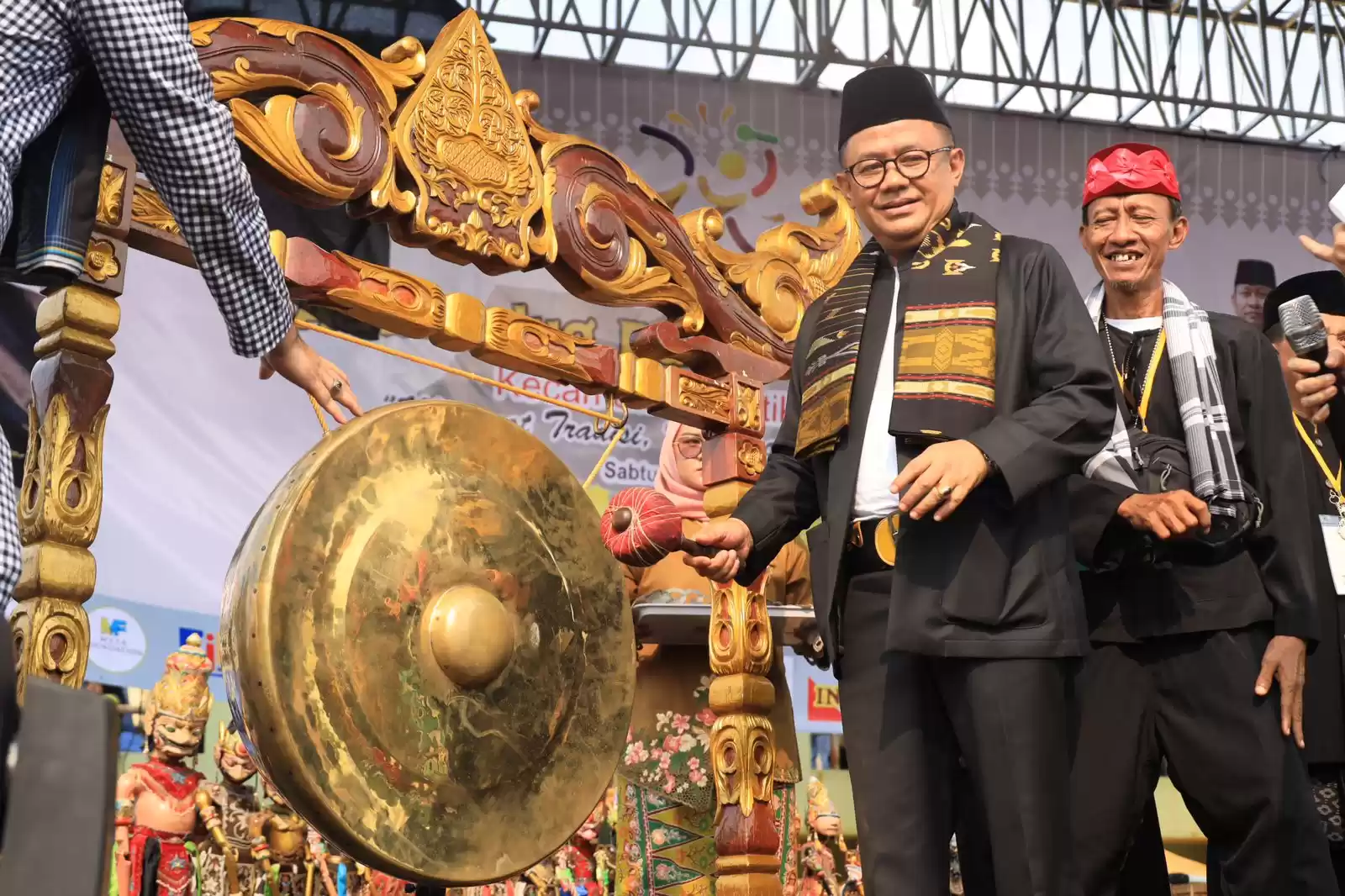 Detik-Detik Pj. Wali Kota Bekasi Membuka Festival Adu Bedug dan Dondang Betawi Kota Bekasi (Foto: Istimewa)