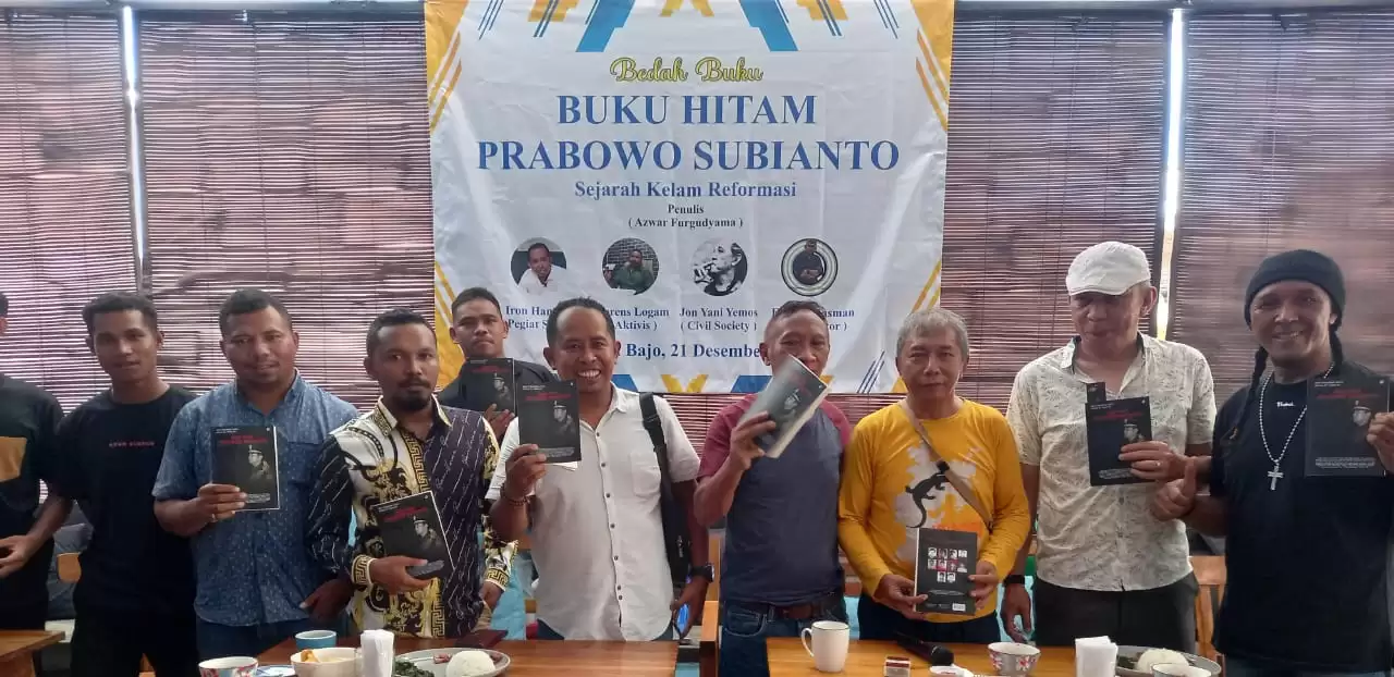 Sejumlah Aktivis Membedah Buku Hitam Prabowo Subianto di Labuan Bajo, Nusa Tenggara Timur (Foto: Ist)