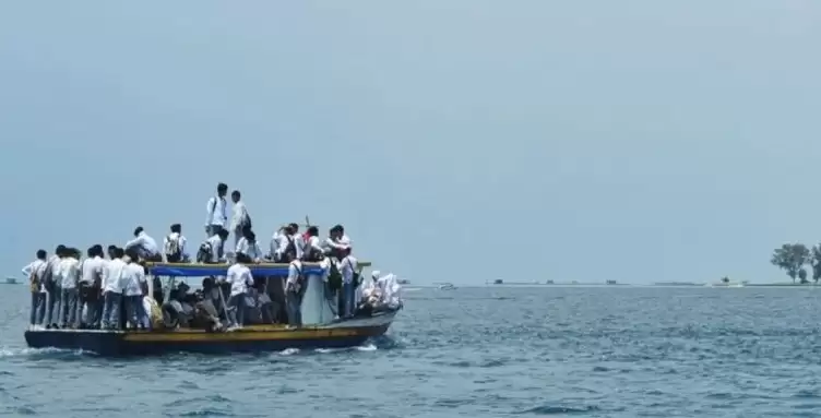 Pelajar SMU menaiki transportasi kapal laut menuju rumahnya di pulau seberang, Pulau Pramuka, Kepulauan Seribu, Jakarta. [Foto/Antara]