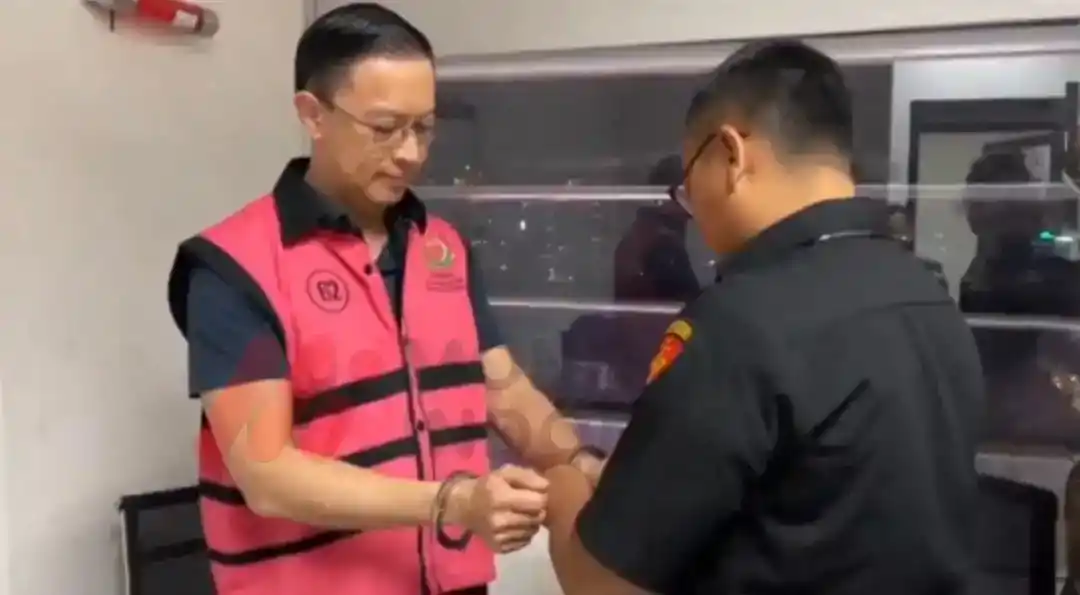 Tom Lembong mengenakan rompi tahanan Kejagung dan tangan diborgol (Foto: Dok MI/Aswan)