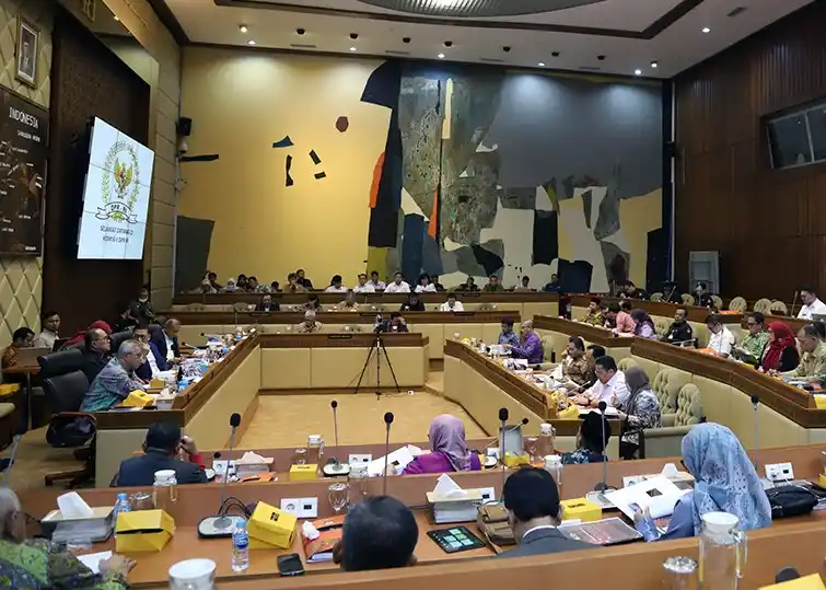 Menteri Hukum Supratman Andi Agtas menggelar rapat kerja perdana dengan Komisi XIII DPR RI pada Senin (4/11/2024) (Foto: Dok MI/Evo)