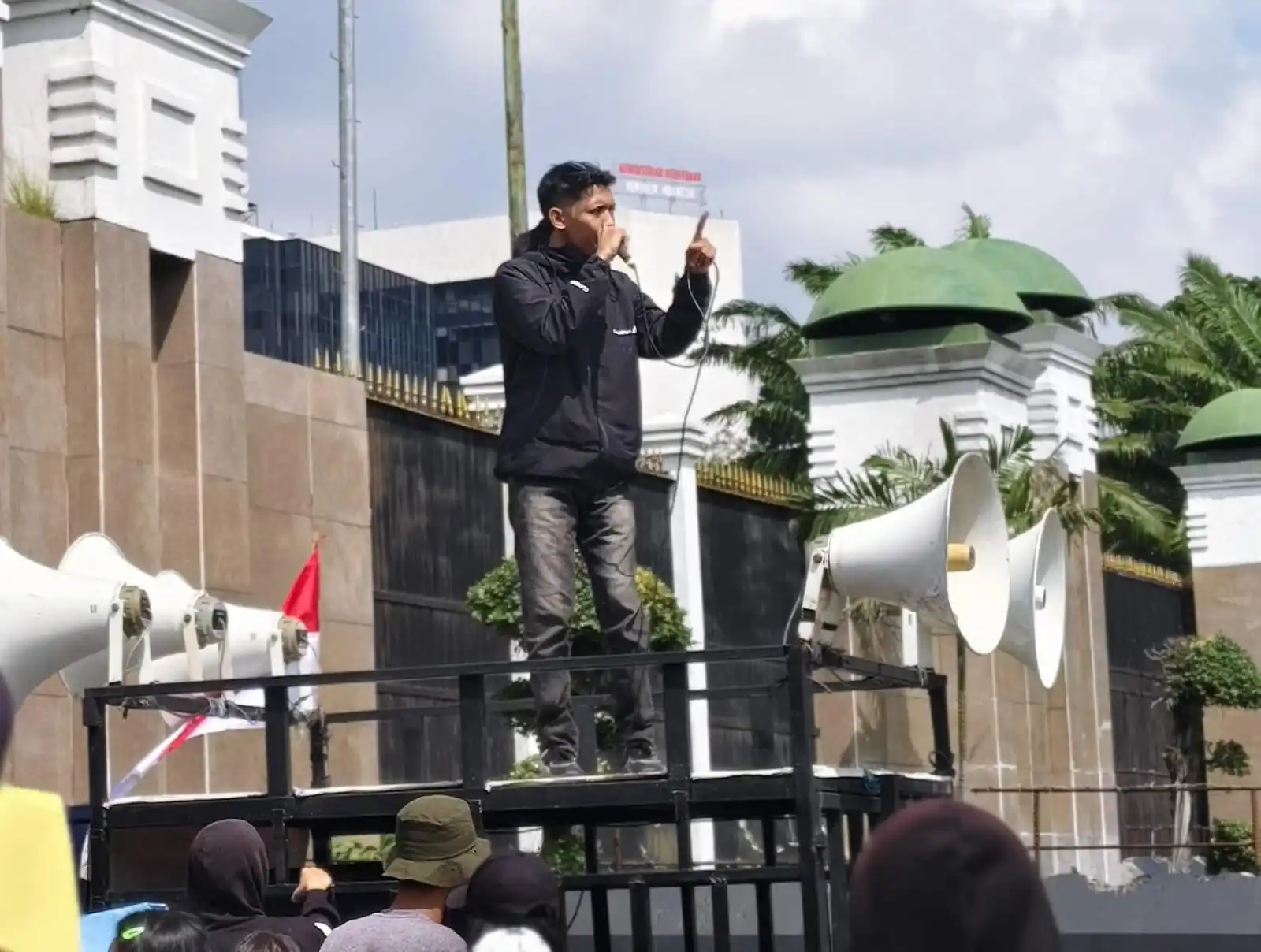 Didin La Ode Muh Didin Alkindi saat berosi di depan dedung DPR RI (Foto: Dok MI)