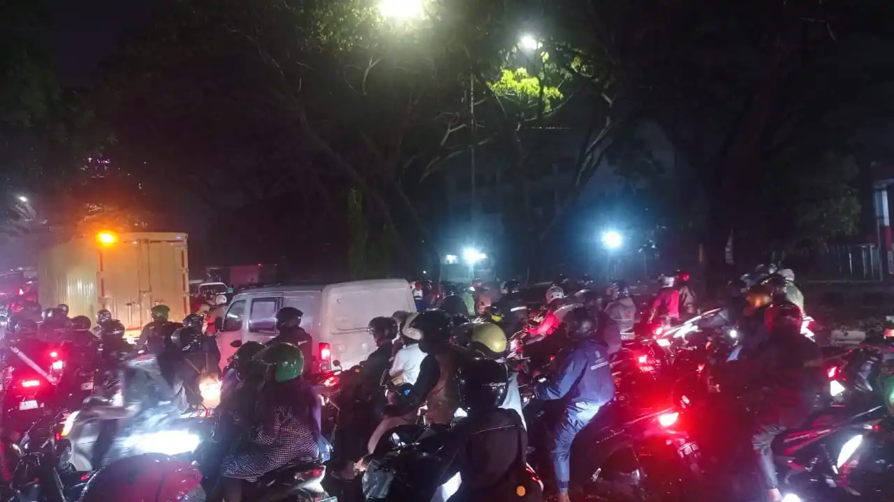 Kondisi kemacetan di Jalan Soekarno Hatta, Kota Bandung, Jawa Barat pada Rabu (23/10/2024) malam. (Foto: MI/Sugiyanto)