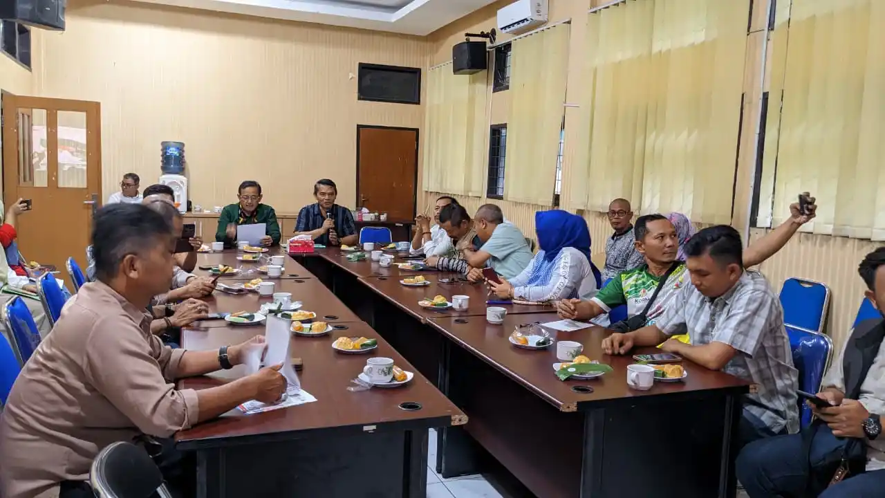 Dinas Lingkungan Hidup saat melaksanakan rapat teknis bersama Asisten Perekonomian. (Foto: Ist).