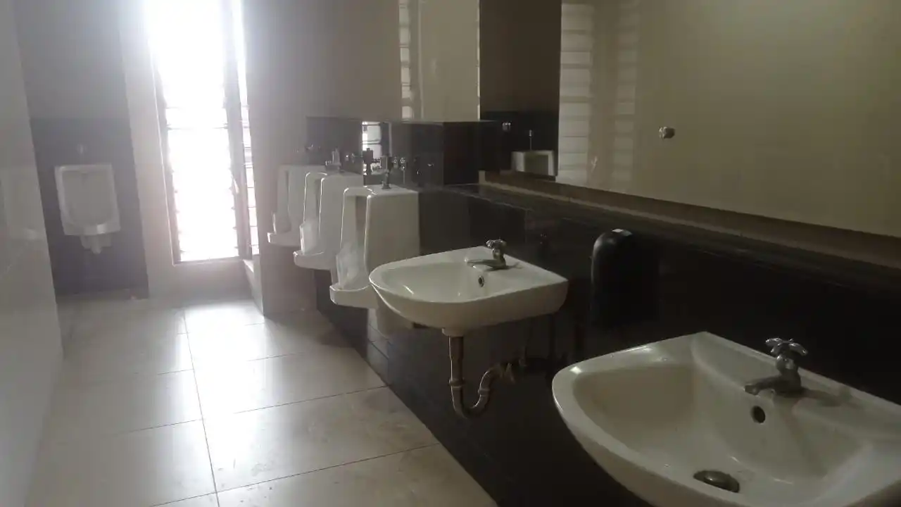 Kondisi dalam Toilet di lantai 4 kantor Dinas Pendidikan Provinsi Jawa Barat tidak ada sabun cuci tangan dan pewangi ruangan (Foto: Dok MI/Sugiyanto)