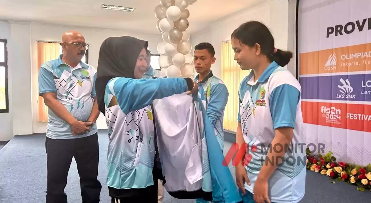 Staf Ahli Gubernur Maluku Utara, Hairiah yang didampingi Plt Kepala Dinas Pendidikan dan Kebudayaan, Damruddin, memakaikan jaket kepada peserta olimpiade sebagai simbol pelepasan siswa/siswi asal Maluku Utara untuk mengikuti ajang lomba tingkat nasional (Foto: MI/Rais Dero)