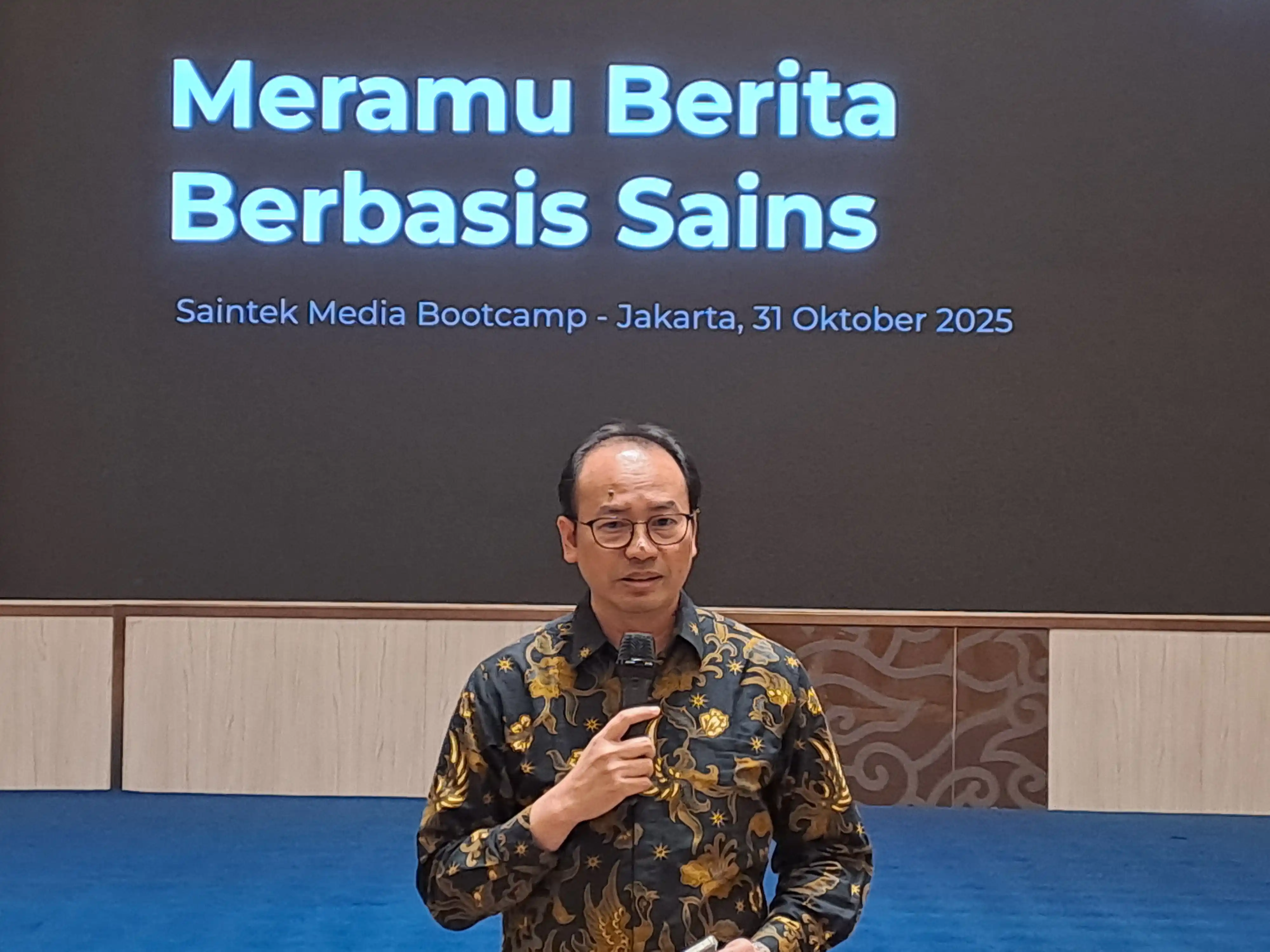 Lewat Kolaborasi dengan Media, Kemdiktisaintek Dorong Terwujudnya “Citizen Sains” Direktur Diseminasi dan Pemanfaatan Sains dan Teknologi, Prof. Dr. Eng. Yudi Darma, M.Si., beberkan soal Citizen Sains. (Foto. Rizal Siregar)