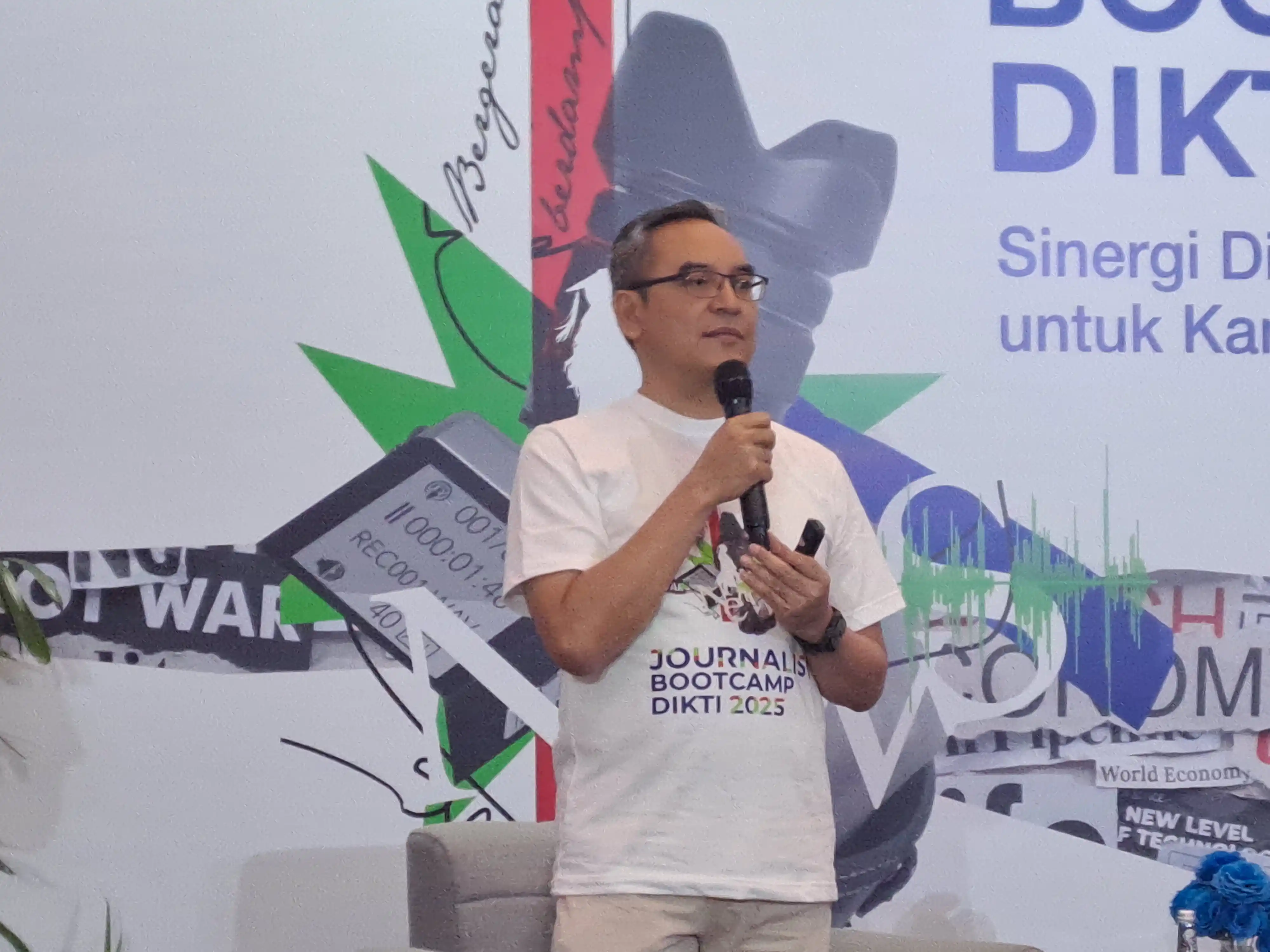 Direktur Kelembagaan Ditjen Diktisaintek Kemendikbudristek, Mukhamad Najib, memaparkan konsep Kampus Berdampak. (Foto. Rizal Siregar)