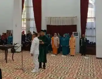 Direktur Koordinasi dan Supervisi Wilayah I Edi Suryanto dilantik sebagai Pj Wali Kota Pontianak Direktur Koordinasi dan Supervisi Wilayah I KPK Edi Suryanto dilantik sebagai Pj Wali Kota Pontianak menggantikan Ani Sofian, Senin (4/11/2024).