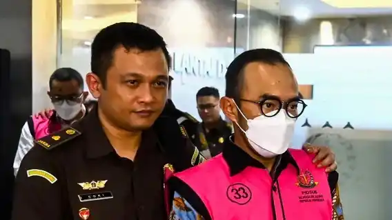 Direktur Utama PT Pertamina Patra Niaga Riva Siahaan (kedua kiri) berjalan memasuki mobil tahanan usai ditetapkan sebagai tersangka kasus dugaan korupsi dalam tata kelola minyak mentah dan produk kilang pada PT Pertamina Subholding dan Kontraktor Kontrak Kerja Sama (KKKS) tahun 2018â2023 di Kejaksaan Agung, Jakarta, Selasa (25/2/2025).