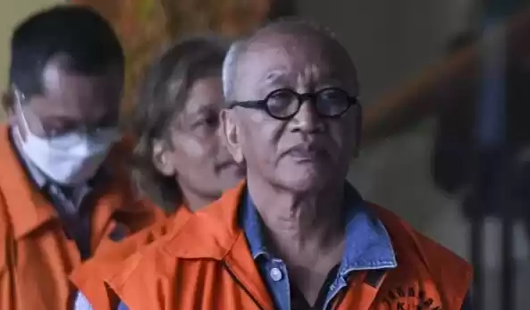 Direktur Utama PT Totalindo Eka Persada Donald Sihombing dan tersangka lainnya mengenakan rompi tahanan KPK (Foto: Dok MI/Antara)