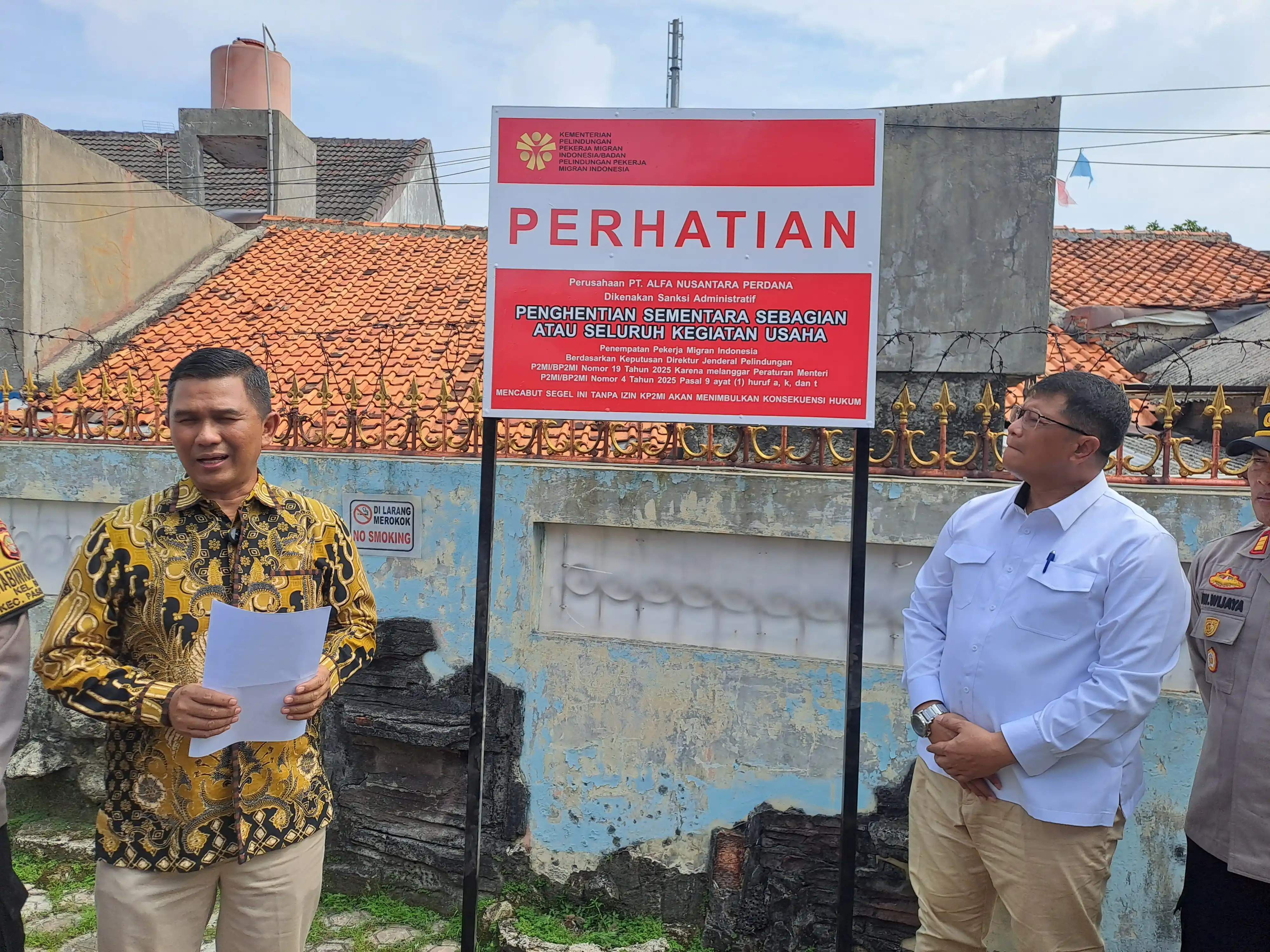 Kementerian P2MI Segel PT Alfa Nusantara, Terbukti Tempatkan PMI ke Negara Moratorium Dirjen Pelindungan P2MI, Rinaldi Rusman saat segel PT ANP (Foto. Rizal Siregar)