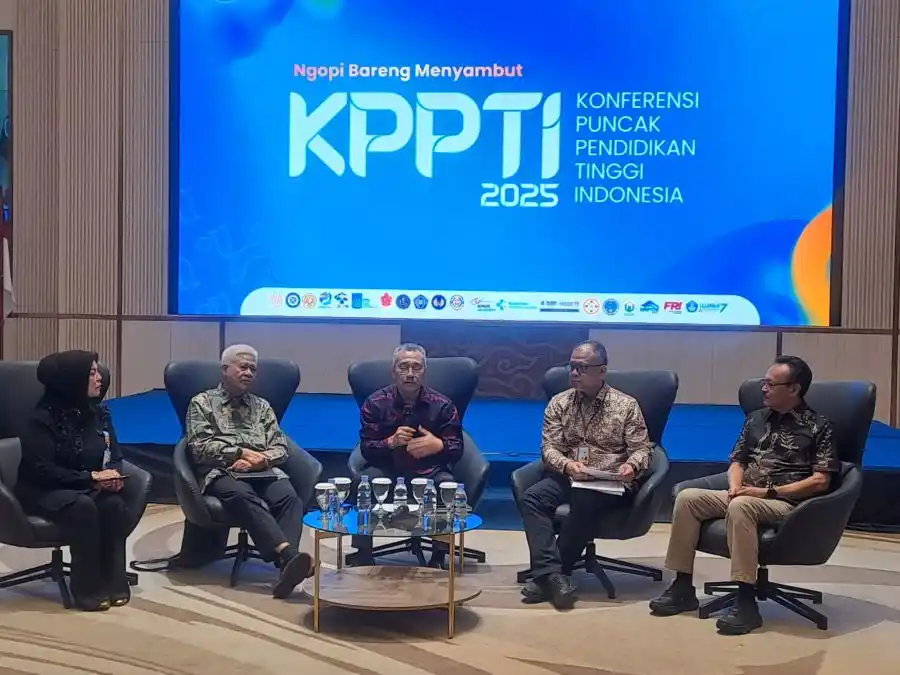 Dirjen Pendidikan Tinggi, Khairul Munadi, dalam forum Ngopi Bareng bersama media di  Graha Diktisaintek Gedung D Lantai 2 Kemdiktisaintek.  (Foto. Rizal Siregar)