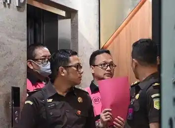 Tersangka perintangan penyidikan kasus dugaan korupsi timah dan impor gula mengenakan rompi tahanan digiring masuk ke mobil tahanan Kejaksaan Agung (Foto: Dok/MI)