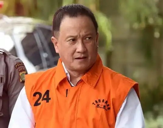 Dirut Wahana Adyawarna Menas Erwin Diduga Beli Rumah Faryd Pakai Uang Korupsi Tersangka kasus dugaan suap pengurusan perkara di Mahkamah Agung (MA), Menas Erwin Djohansyah (kanan) berjalan menuju ruang pemeriksaan di Gedung Merah Putih KPK, Jakarta, Selasa (14/10/2025). Mantan Direktur PT Wahana Adyawarna itu menjalani pemeriksaan perdana sebagai tersangka usai ditahan KPK terkait kasus dugaan suap dalam pengurusan perkara di Mahkamah Agung (MA) pada Kamis (25/9/2025)